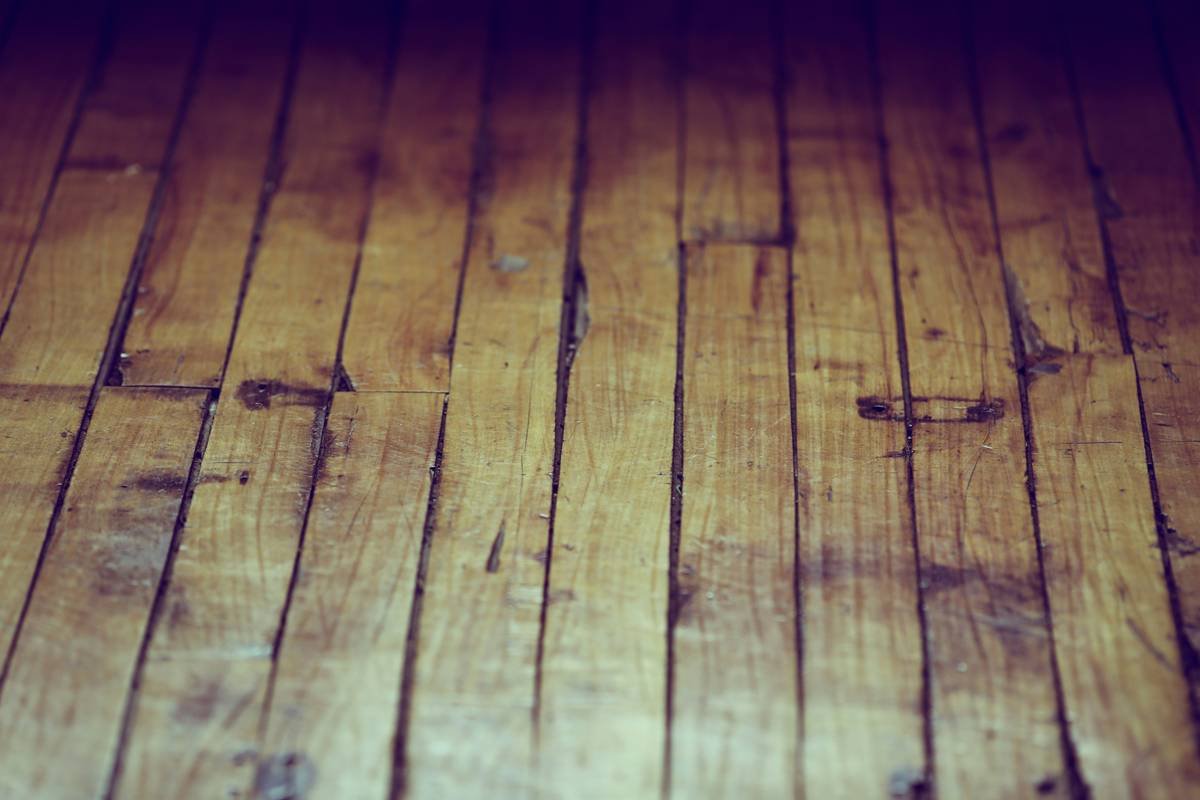 Comparison chart of cork, rubber, foam, and felt underlayment types for wood flooring showing moisture resistance, sound reduction, and R-value ratings