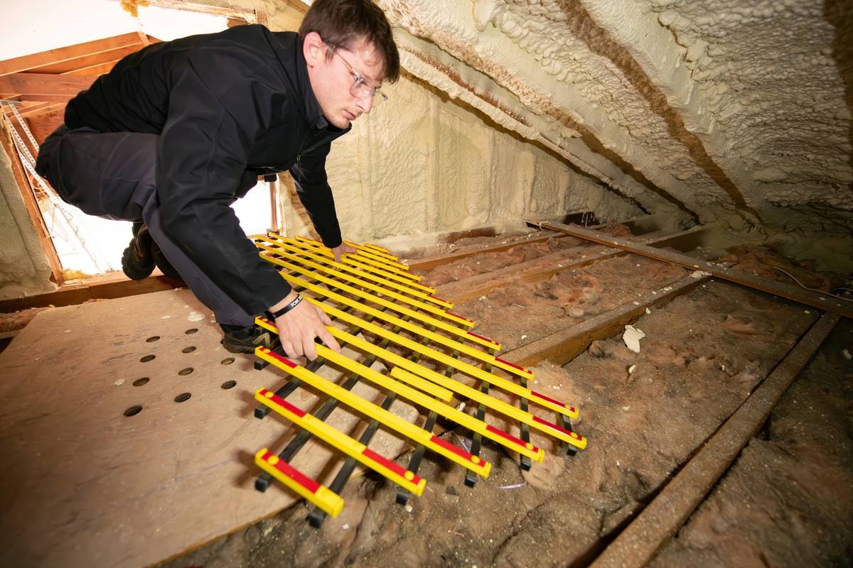 Cross-section diagram showing correct vs incorrect heated flooring pad installation under carpet. Correct: thin thermal pad with low-R-value carpet. Incorrect: thick foam pad trapping heat near wires.