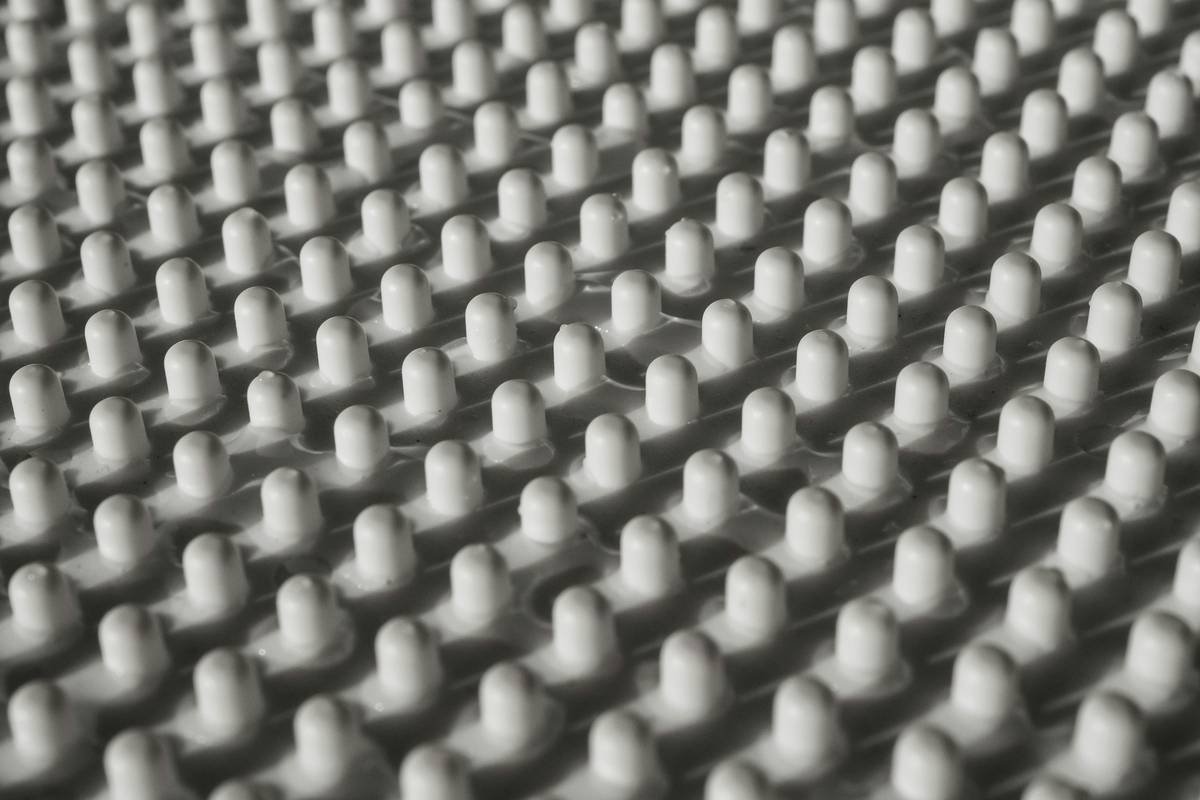 Infographic comparing 5 types of carpet padding by material, density, R-value, and best use cases